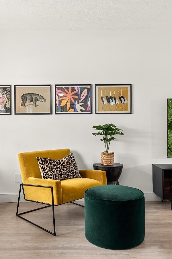 East Village Arts District, King With Sofa Bed Nrp23-01221 *