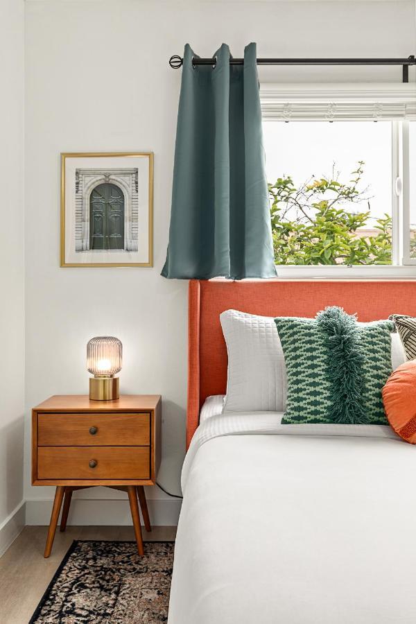 East Village Arts District, King With Sofa Bed Nrp23-01221